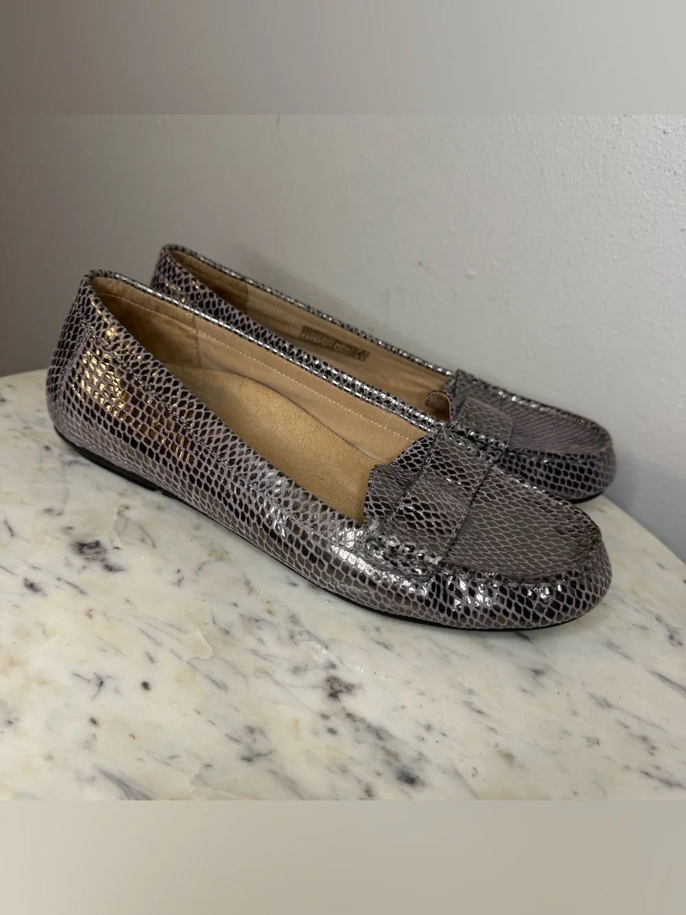 Vionic Laurun Loafers Size 8 M silver Leather comfort shoes MAKE ME AN OFFER!